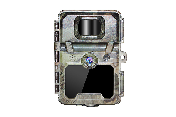 How does the mini wildlife scouting cam achieve high-quality shooting without disturbing the animals?